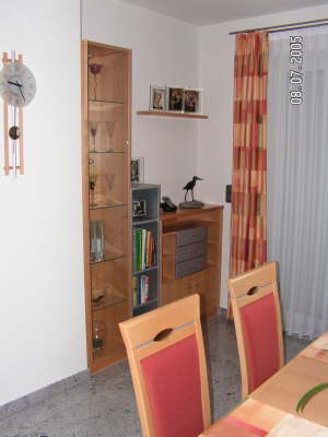 Einbauregal mit Vitrinenschrank in Ahorn