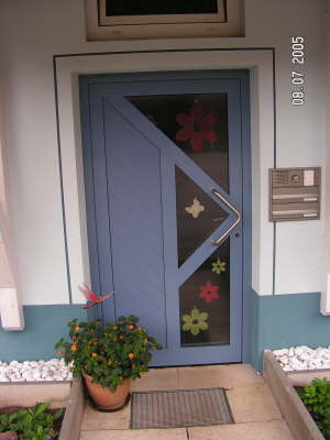 Haustr taubenblau lackiert