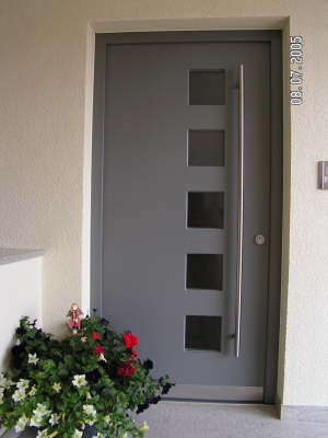 Haustr grau lackiert