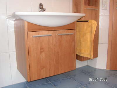 Waschbeckenunterschrank in Erle
